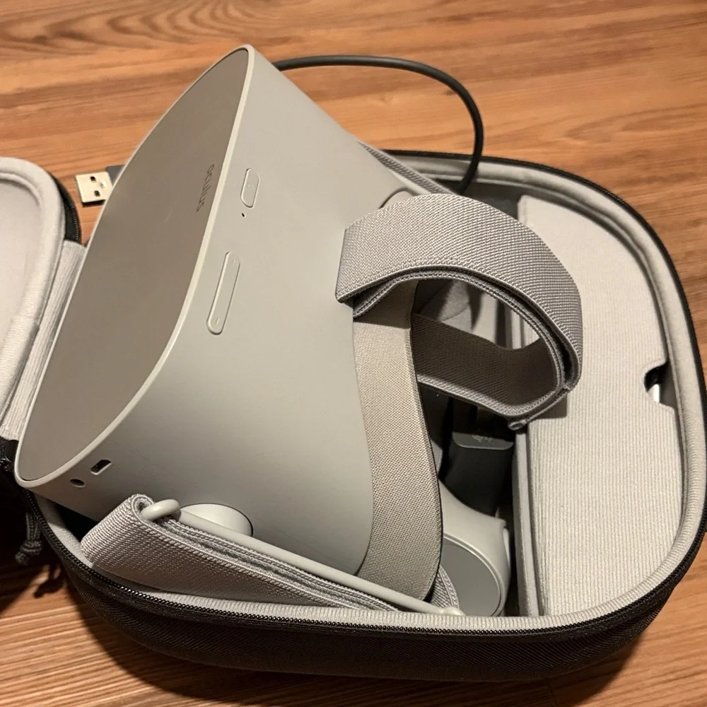 Oculus Gray Standalone VR Headset with Case